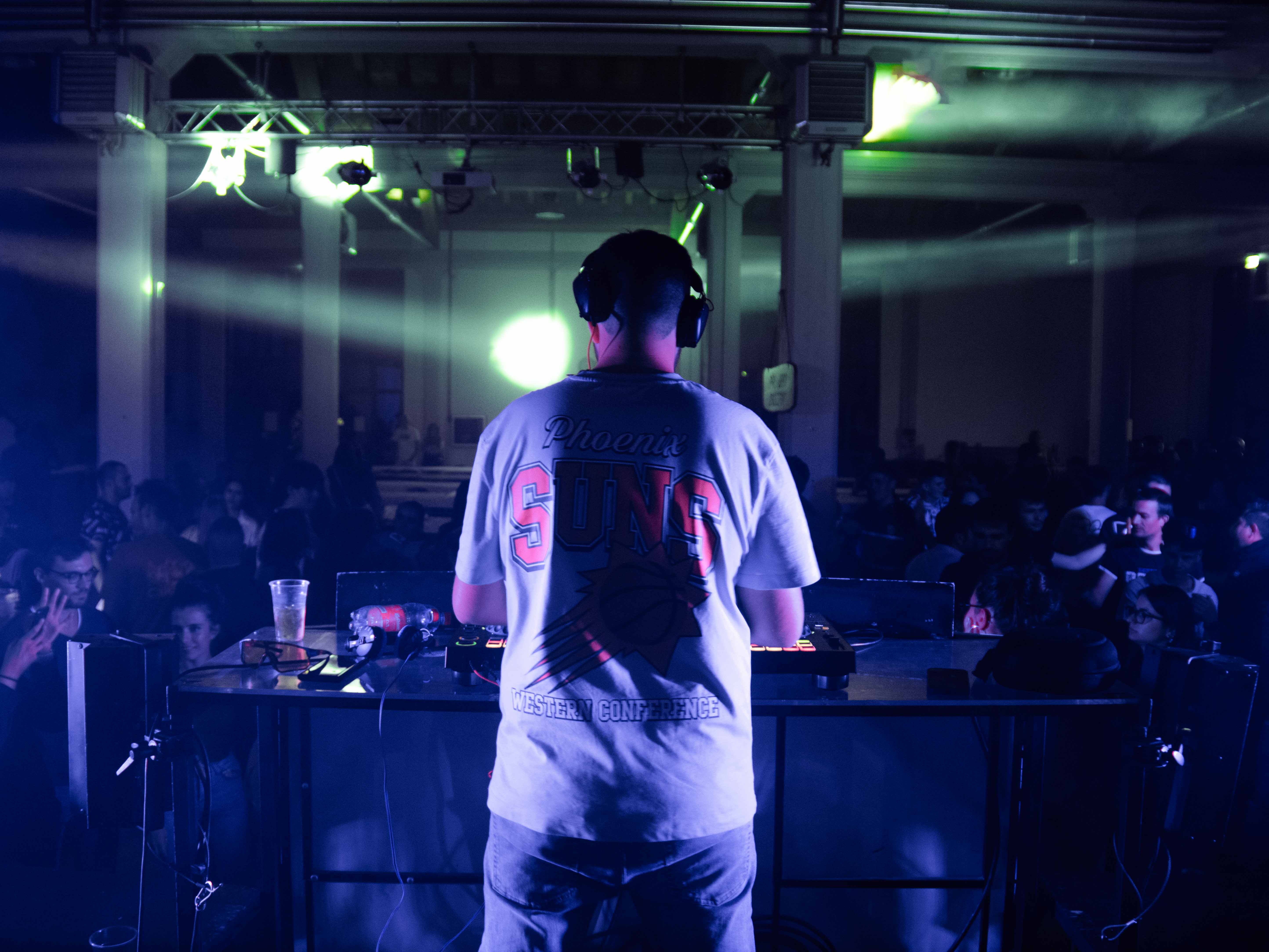 DJ DI LEO in azione con la folla